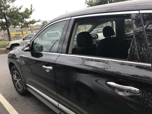 中國僑網(wǎng)一輛黑色的轎車被砸,。(美國《世界日報》記者黃伊奕拍攝)