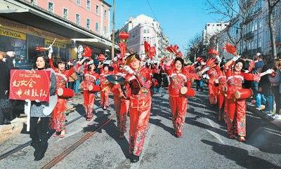 中國(guó)僑網(wǎng)圖為2017年春節(jié)期間,,葡萄牙首都里斯本舉行“歡樂(lè)春節(jié)”活動(dòng),,由當(dāng)?shù)厝A社組織的華人腰鼓隊(duì)在“歡樂(lè)春節(jié)”活動(dòng)中的表演,,吸引當(dāng)?shù)孛癖姾腿A僑華人共同觀看,,共享新春的歡樂(lè),。 新華社記者 張立云攝