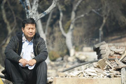 中國僑網(wǎng)看到滿地廢墟,,藺春新非常悲傷,。但他和太太黃艷瓊堅強的表示,只要人在,,還能呼吸一口氣,,也決不放棄,。(美國《世界日報》/劉先進(jìn) 攝)