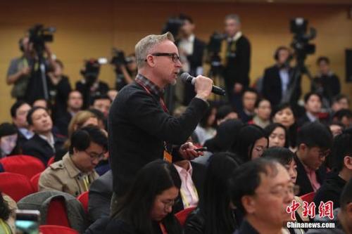 中國(guó)僑網(wǎng)資料圖:外國(guó)記者提問(wèn)。 中新社記者 盛佳鵬 攝
