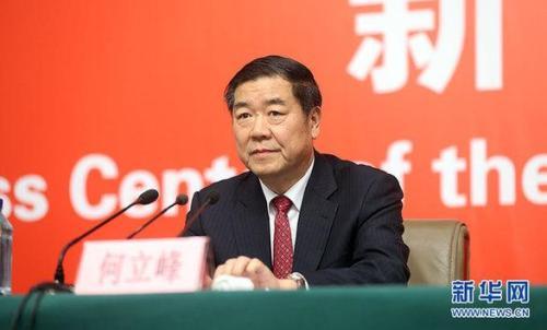中國僑網(wǎng)10月21日,十九大新聞中心舉辦記者招待會(huì),,邀請(qǐng)國家發(fā)展改革委黨組書記、主任何立峰,,副主任張勇,副主任寧吉喆介紹以新發(fā)展理念為引領(lǐng),,推進(jìn)中國經(jīng)濟(jì)平穩(wěn)健康可持續(xù)發(fā)展有關(guān)情況,,并回答記者提問。圖為國家發(fā)展改革委黨組書記,、主任何立峰,。新華網(wǎng) 郝廣鵬攝