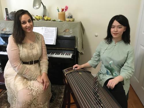 中國僑網(wǎng)Jasmine Sun女兒與其音樂老師商談鋼琴與古箏的合奏,。(美國《世界日報》)