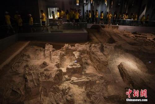 中國僑網資料圖:華裔師生走進侵華日軍南京大屠殺遇難同胞紀念館,。中新社記者 泱波 攝
