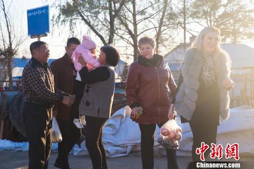 中國僑網(wǎng)俄羅斯兒媳讓娜帶著一家人到中國農(nóng)村看望公婆 趙東來 攝