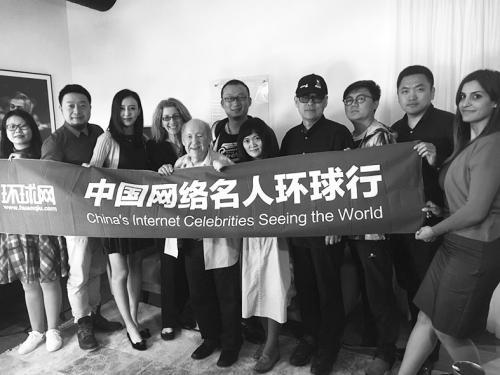 中國僑網圖說:中國網絡名人環(huán)球行代表團與納粹大屠殺幸存者什洛莫·佩雷爾(左五)合影。
