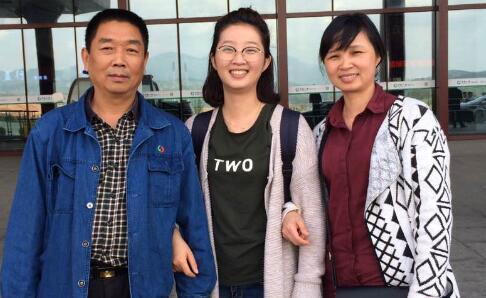 中國僑網(wǎng)章瑩穎生前與父母合影,。(美國僑報網(wǎng))