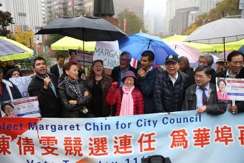 中國僑網(wǎng)大批民選官員及小區(qū)人士冒雨為陳倩雯(前排右四)連任競選沖刺造勢助威。(美國《世界日報(bào)》/洪群超 攝)