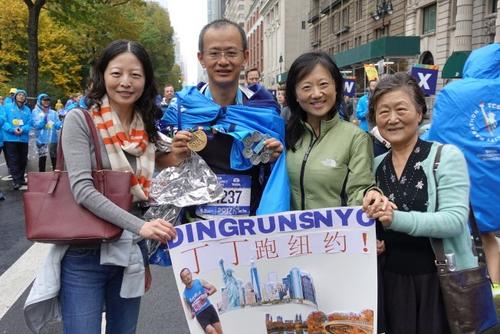 中國(guó)僑網(wǎng)丁祖昱(左二)在紐約的高中校友來(lái)為其加油,。(美國(guó)《世界日?qǐng)?bào)》/金春香 攝)