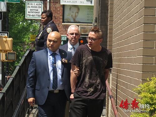中國僑網(wǎng)當(dāng)年,威爾遜·賴被警方逮捕后在市警109分局被押出,,送往刑事法院控罪,。 (紐約《僑報(bào)》資料圖)