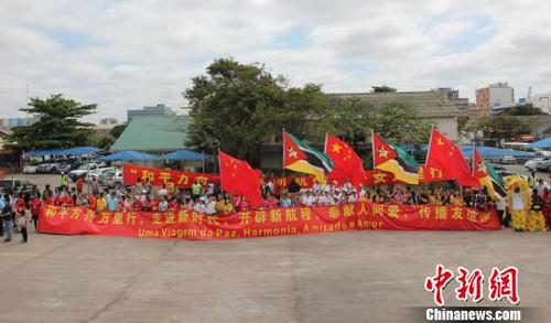中國僑網(wǎng)11月14日,,中國海軍和平方舟醫(yī)院船離開莫桑比克馬普托港。華人華僑打出橫幅,送別和平方舟醫(yī)院船,?!⒀蟆z