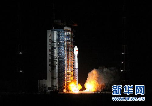 中國(guó)僑網(wǎng)11月15日2時(shí)35分,我國(guó)在太原衛(wèi)星發(fā)射中心用長(zhǎng)征四號(hào)丙運(yùn)載火箭,成功將“風(fēng)云三號(hào)D”氣象衛(wèi)星發(fā)射升空,,衛(wèi)星順利進(jìn)入預(yù)定軌道,。新華社發(fā)(張宏偉 攝)
