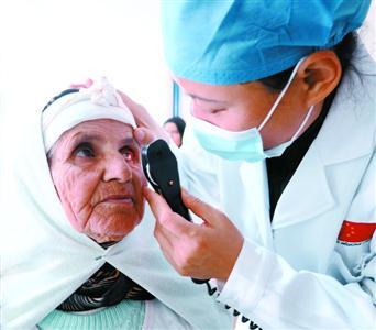 中國僑網(wǎng)援摩醫(yī)生正在為當(dāng)?shù)鼗颊哌M(jìn)行眼底檢查,。(資料)