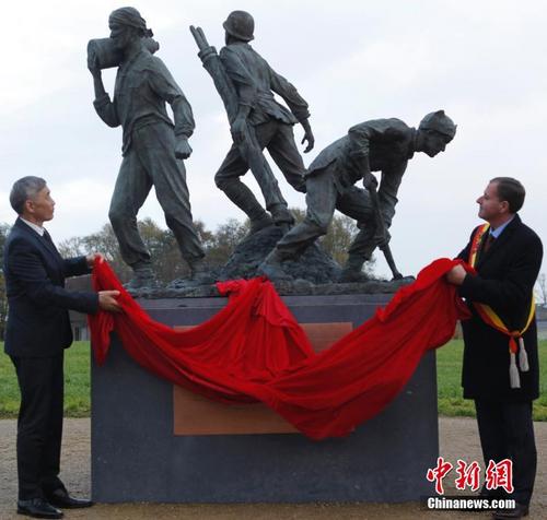 中國僑網(wǎng)當(dāng)?shù)貢r(shí)間11月15日,一戰(zhàn)華工青銅紀(jì)念雕像在比利時(shí)西部與法國接壤的波普林格市正式落成,。1916年至1918年,,約14萬中國勞工來到波普林格市等一戰(zhàn)主戰(zhàn)場,在英法等協(xié)約國軍隊(duì)從事挖戰(zhàn)壕,、修工事,、救傷員、埋尸體等最艱苦繁重的戰(zhàn)地后勤工作,,為協(xié)約國贏得一戰(zhàn)勝利作出巨大貢獻(xiàn),。中新社記者 德永健 攝