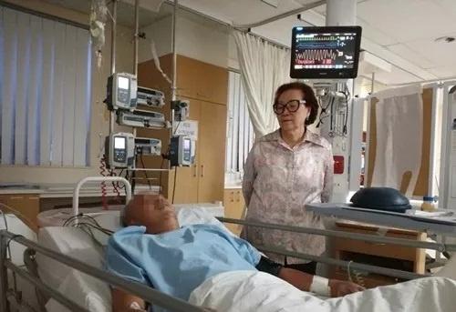 中國僑網(wǎng)南部非洲粵港澳總商會(huì)會(huì)長(zhǎng)陳玉玲到醫(yī)院探望患者,。(南非華人網(wǎng) 資料圖)