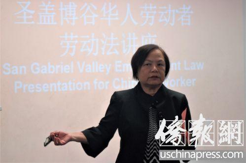 中國僑網(wǎng)11月19日上午,,角聲社區(qū)中心的潘宋碧珈女士,,向來聽免費勞工法講座的華裔居民,介紹亞裔正義促進會洛杉磯分會的律師以及講座時間設(shè)置,。(美國《僑報》/章寧 攝)
