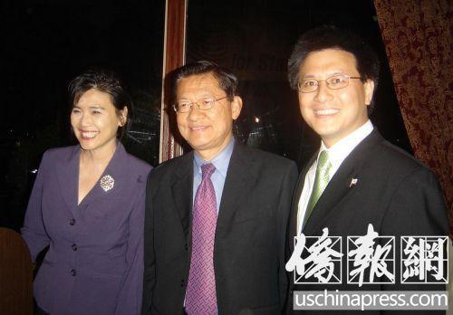 中國僑網(wǎng)趙美心(左)支持丈夫伍國慶競選加州第22選區(qū)參議員,。(美國《僑報》/高睿 攝)
