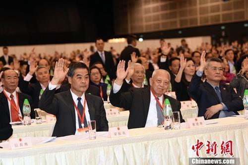 中國僑網(wǎng)11月22日,香港特別行政區(qū)第十三屆全國人大代表選舉會議第一次全體會議當(dāng)日在香港舉行,,選舉會議成員1462人出席會議,。圖為全國政協(xié)副主席董建華(前排中)、梁振英(前排左)出席會議,。中新社記者 譚達(dá)明 攝