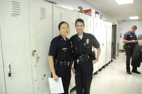 中國僑網(wǎng)洛杉磯市警局華裔隊(duì)長陳錦雯(Jennifer Thomas,,左)。(美國《世界日報(bào)》/高梓原 攝)