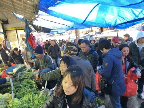 中國僑網(wǎng)感恩節(jié)前一天,出門買菜的民眾已經(jīng)人山人海,。(美國《世界日報(bào)》/黃伊奕 攝)