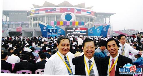中國(guó)僑網(wǎng)2004年11月,,楊國(guó)璋(中)帶隊(duì)到南寧參加首屆中國(guó)-東盟博覽會(huì)。
