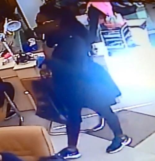 中國僑網(wǎng)非洲裔女子盜竊華人美甲店員工錢包,,被警通緝,。(美國《世界日報》)