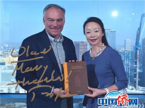 中國僑網(wǎng)將論語詮解英文版送給美國民主黨副總統(tǒng)候選人蒂文姆·凱恩(Tim Kaine)