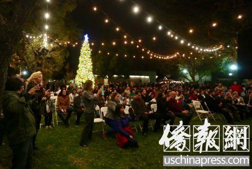 中國僑網(wǎng)人口小市工業(yè)市6日晚舉行了圣誕樹點亮儀式。(美國《僑報》/邱晨 攝)