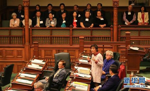 中國僑網(wǎng)10月26日,,在加拿大多倫多,安大略省議會議員黃素梅(下右三)在辯論中發(fā)言,。(新華社發(fā) 鄒崢 攝)