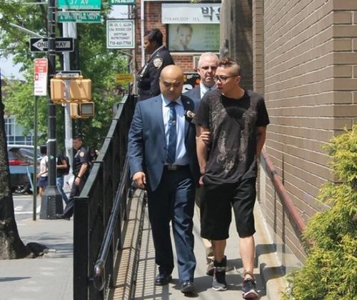 中國(guó)僑網(wǎng)威爾森去年3月被警方逮捕,,華裔警探Wing Har(左)為主要偵辦人員。(美國(guó)《世界日?qǐng)?bào)》)