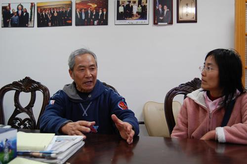 中國僑網趙維武(左)2017年初至費城尋求法律援助,右為女兒趙晴,。(美國《世界日報》資料圖)