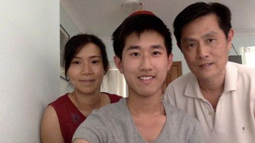 中國(guó)僑網(wǎng)Daniel Hu(中)與父母合照,。(澳洲新快網(wǎng)援引《悉尼先驅(qū)晨報(bào)》圖片)