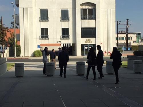 中國僑網李慧的家人在阿罕布拉市處理女兒后事,。(美國《世界日報》/楊青 攝)
