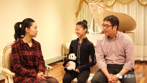 中國僑網(wǎng)張?jiān)匠c爸爸張弛(圖片均來自美國中文網(wǎng)微信公眾號)
