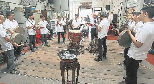 中國僑網(wǎng)麻坡潮韻音樂社在祭祖前鳴樂,,目的是“召來”歷代祖先參與儀式,。(馬來西亞《中國報》/陳文祥 攝)