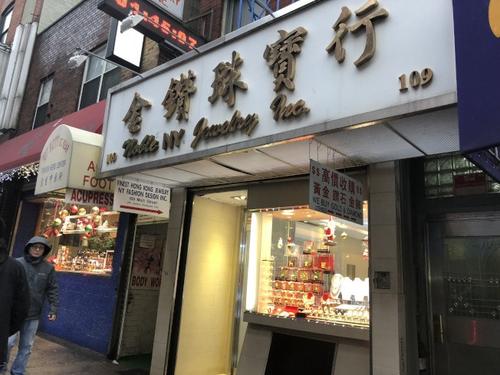 中國(guó)僑網(wǎng)23日華埠一家金飾店遭到一男,、一女白人歹徒搶劫。(美國(guó)《世界日?qǐng)?bào)》/記者陳小寧 攝)