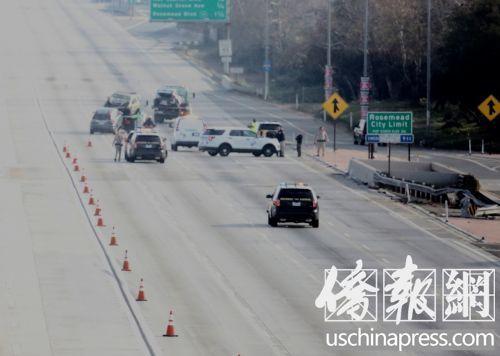 中國僑網(wǎng)部分車禍現(xiàn)場(chǎng)遭撞毀的車輛正在被拖下高速公路,。(美國《僑報(bào)》記者邱晨攝)