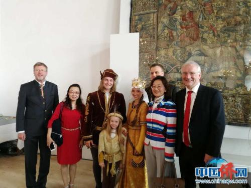 中國(guó)僑網(wǎng)圖為作者參加Landshut中世紀(jì)婚禮節(jié),當(dāng)?shù)厥虚L(zhǎng)期待與中國(guó)建立密切合作,。(作者供圖)