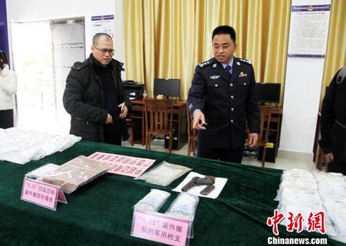 中國僑網(wǎng)12月28日,,廣西寧明警方召開新聞發(fā)布會介紹邊境毒品打擊整治成果,。 楊志雄 攝