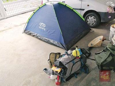 中國僑網(wǎng)背包客在黃華黎住家前面的停車場設(shè)帳篷,。(圖片來源:馬來西亞《光華日報(bào)》)
