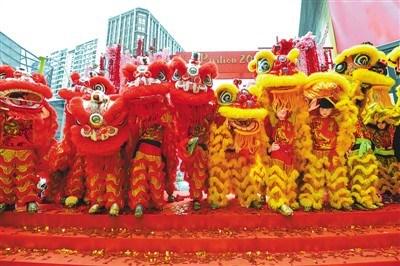 中國(guó)僑網(wǎng)圖為1月1日舞獅隊(duì)在馬來(lái)西亞吉隆坡表演,。 新華社記者 張紋綜攝