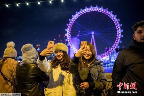 中國僑網(wǎng)資料圖:當(dāng)?shù)貢r(shí)間2017年12月31日,,民眾聚集在在英國倫敦眼前迎接新年到來。