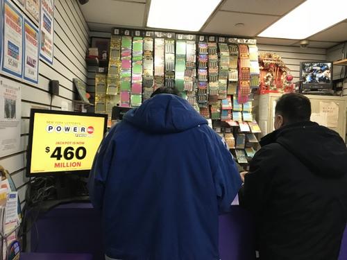 中國(guó)僑網(wǎng)勁球頭獎(jiǎng)金額飆至4.6億美元,,華人搶買發(fā)財(cái)夢(mèng),。(美國(guó)《世界日?qǐng)?bào)》/俞姝含 攝)