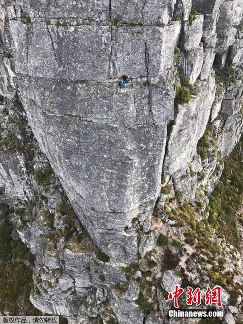 中國僑網(wǎng)圖為旅客拍攝的救援人員正在給遭遇意外的旅客實施心肺復蘇術,。
