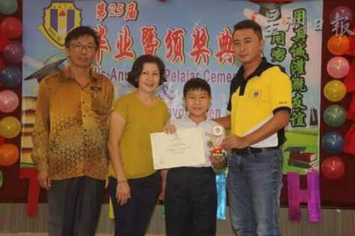 中國僑網(wǎng)死者黃曉梅(左2)和兒子王嘉勝(右2)日前出席一項(xiàng)頒獎(jiǎng)禮攝。(馬來西亞《星洲日?qǐng)?bào)》檔案照)