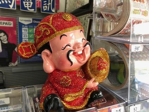 中國僑網(wǎng)圣蓋博一彩券店用財神爺吸睛,。(美國《世界日報》/記者張宏 攝影)