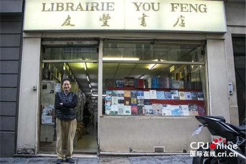 中國僑網(wǎng)潘立輝在書店前,。