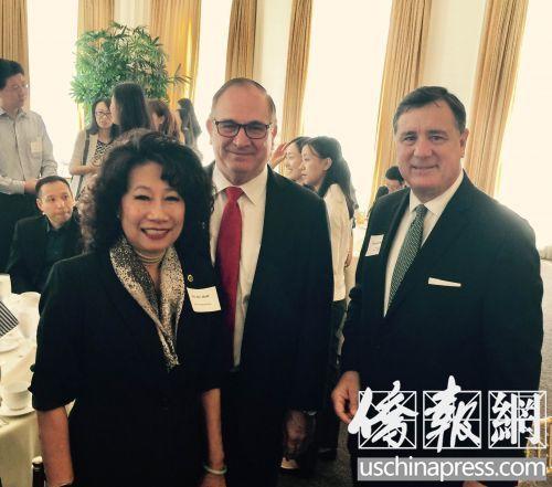 中國(guó)僑網(wǎng)加州第39選區(qū)國(guó)會(huì)代表候選人夏樂(lè)柏(中)夫婦與爾灣市長(zhǎng)(美國(guó)《僑報(bào)》/尚穎 攝)