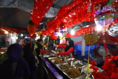 中國僑網(wǎng)美里青統(tǒng)商業(yè)中心的馬來攤位掛滿農(nóng)歷新春裝飾品,成為了全國的種族和諧佳話和學(xué)習(xí)對象,。(馬來西亞《星洲日報(bào)》)