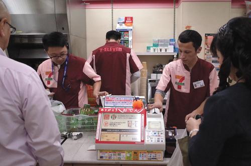 中國僑網(wǎng)正在工作的外籍便利店員工,。(日本《中文導(dǎo)報(bào)》)