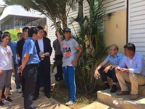 中國僑網(wǎng)中國駐安哥拉使館警務(wù)黎光明參贊第一時間趕赴案發(fā)地點了解情況,。(《南非華僑周報》微信公眾號圖片)